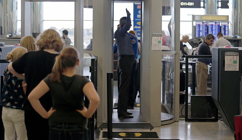 Illustration for article titled Demuestran lo fácil que es ocultar armas en escáneres de aeropuertos